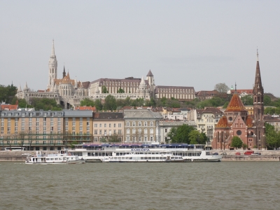Donau mit Kirchen